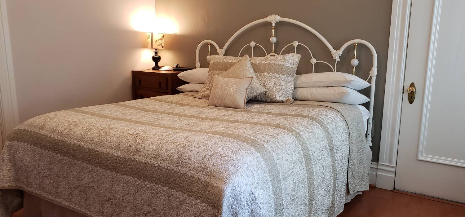 ENJOY ELEGANT GUEST ROOMS WITH UPSCALE AMENITIES CHARMING ACCOMMODATIONS IN A HISTORIC NAPA INN